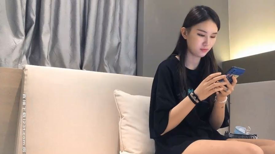 大长腿身高近1.8米的高端外围冷艳型超模，连叫床都很冷艳，穿着这么短的热裤就来了，站起比男的高一个头，边吃奶边干很方便