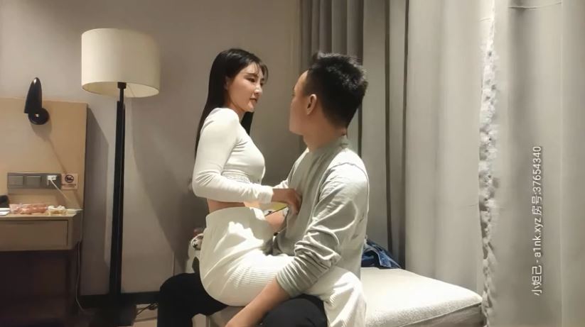 步宾探花极品长相甜美眼镜萌妹子沙发上啪啪，坐在身上互摸调情特写掰穴抽插猛操