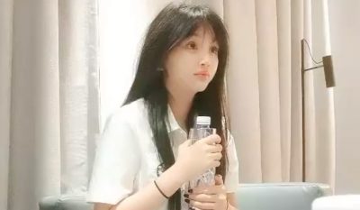 91沈先森深夜好美JK装大奶美妞，聊聊天扎起双马尾，舔屌摸逼拉着辫子后入，撞击啪啪啪搞完一炮又一炮