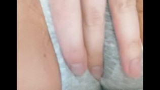 シミパンの上から指入れと激しめクリオナニー　2